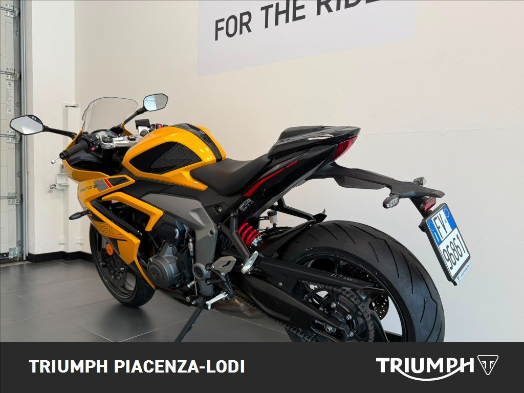 TRIUMPH Daytona 660 Cosmic Yellow / Sapphire Black Abs